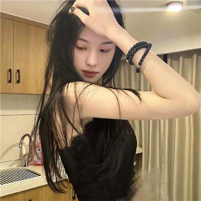 泳池里的男孩
